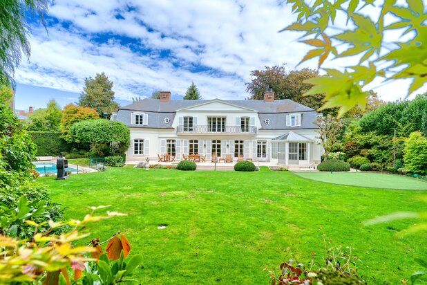 Exceptional property nestled in a lush green setting at the gateway to the city