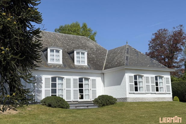 Klassevolle villa op 19a met 4SLK's, dubbele garage en grote tuin