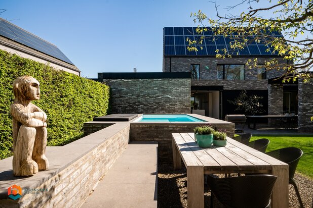 Energiezuinige villa met zwembad, wellness en praktijkruimte op een perceel van 998 m² te Putte