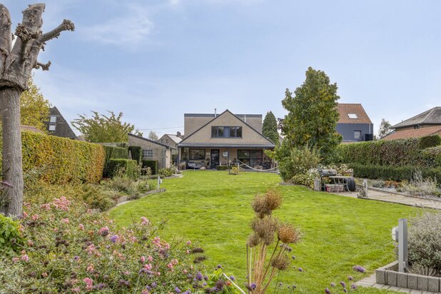 Very spacious villa (2002 – 415 m²) on 18a 25ca in Lubbeek.