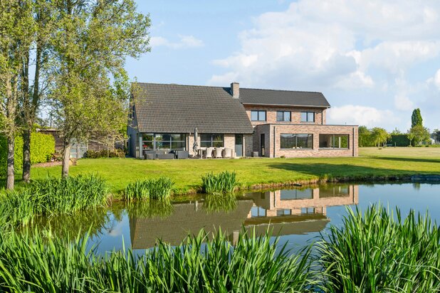 Prachtige eigendom met 2 wooneenheden op 6339m2! 