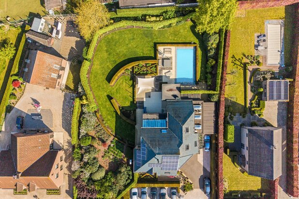 Ruime high-end villa met polyvalente ruimte en prachtige tuin