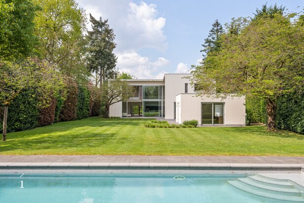 Discreet gelegen villa met tijdloze architectuur en zwembad in de kern van Sint-Martens-Latem