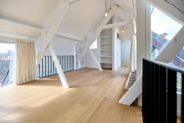 Exceptioneel en luxueus gerenoveerd 19e eeuws duplex dakappartement midden in de binnenstad.