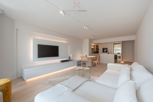 Subliem gerenoveerd appartement met zijdelings zeezicht.