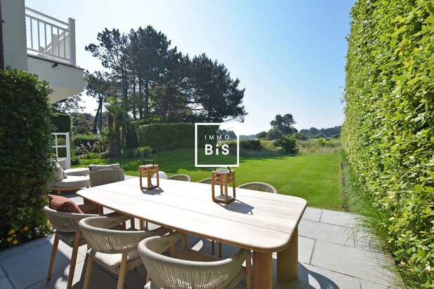 Very well located villa just 2 minutes by bike from Albert Square, offering a phenomenal view of the golf course