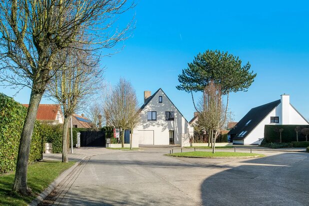 Villa individuelle luxueusement rénovée, située dans un endroit calme et résidentiel à Knokke