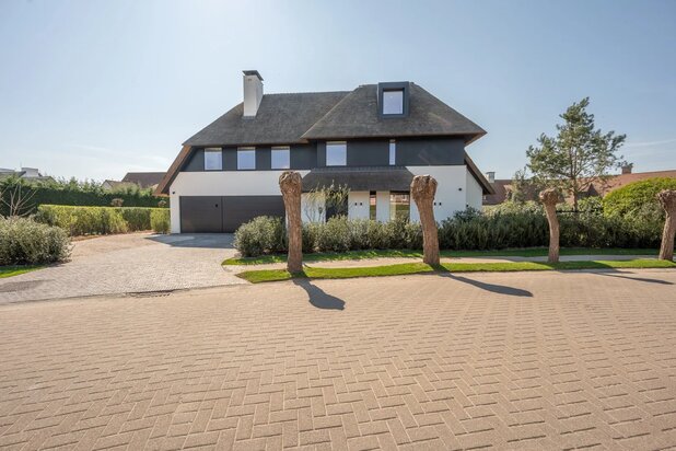 High-end new-build villa with swimming pool, large basement and garage