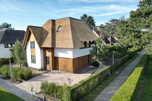 Luxurious new-build villa in a quiet lane alongside the Magere Schorre.