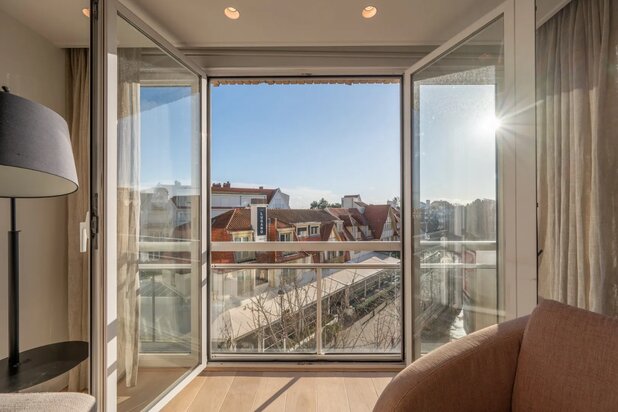 Zonnig appartement zeer centraal gelegen in het Zoute met open zicht over de villa's