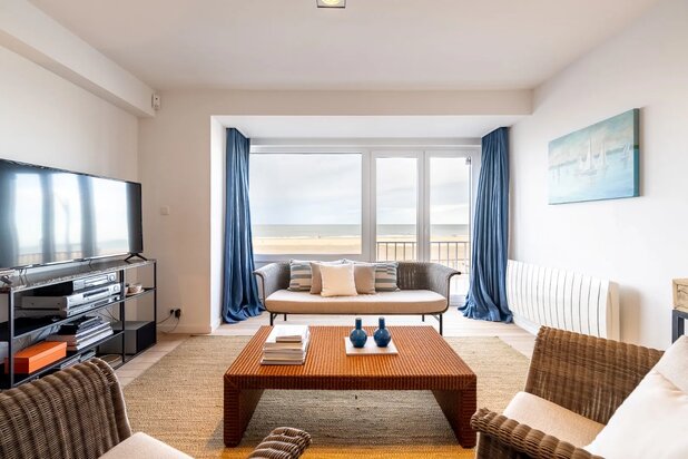 Spacious apartment with frontal sea view located at the Albert Square