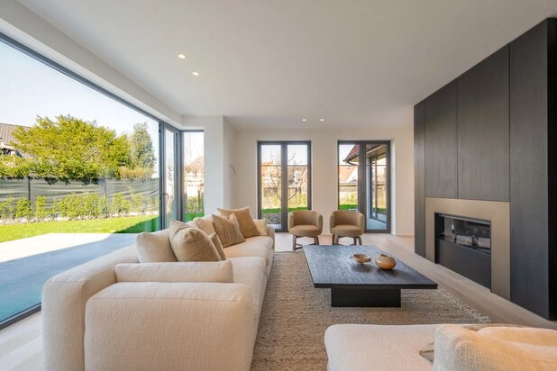 Light-filled new build villa with pleasant volumes.