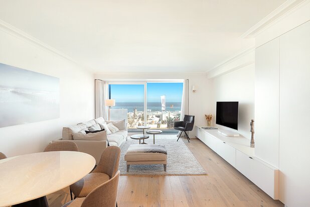 Stijlvol gerenoveerd appartement met frontaal zeezicht  