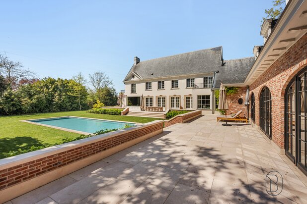 Prachtig afgewerkte franse villa met bijgebouw en zwembad