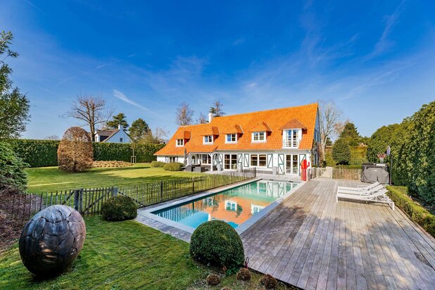 Une villa rénovée avec piscine - limite RSG