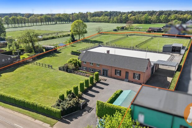 HEUSDEN-ZOLDER - Hoeve met paardenaccommodatie