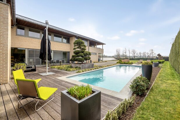 Ruime instapklare villa met zwembad op 27 are