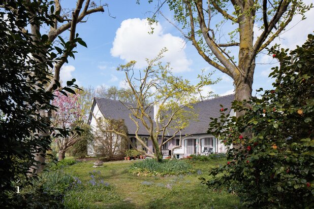 Uitstekend onderhouden 'seventies' villa met romantische tuin