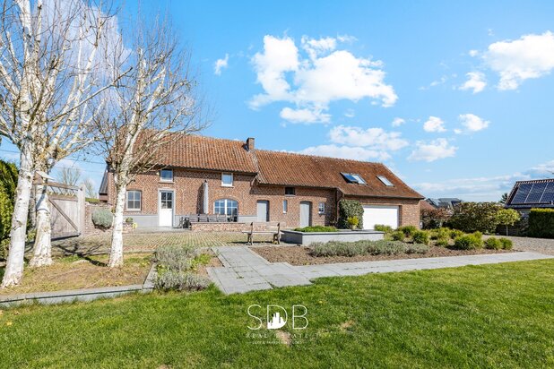 Landelijke woning met stalgebouw, buitenpiste en graslanden 