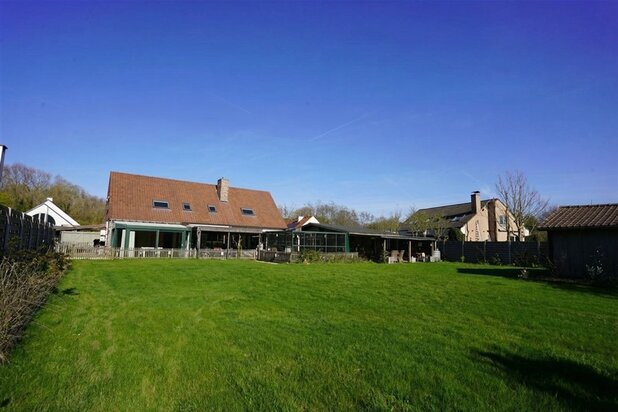 Ruime villa op 1.617 m² met kantoor/praktijk aan huis