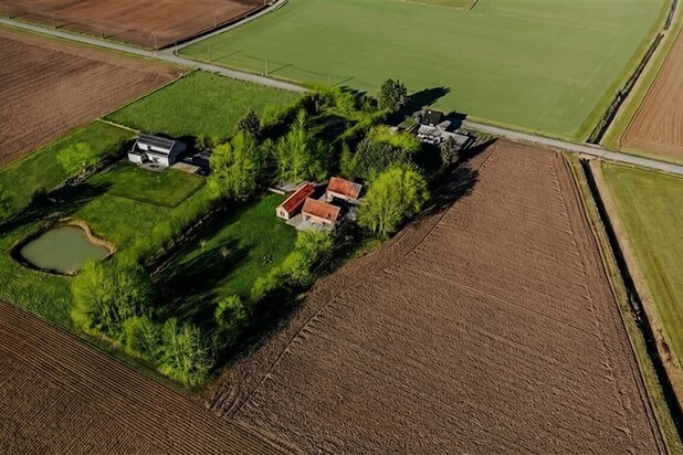 Opmerkelijk, gerestaureerde u- vormige hoeve  op 8.069 m²