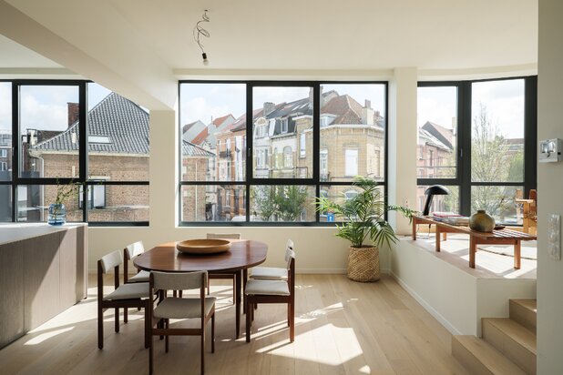 Uniek townhouse-appartement met o.m. 4 slaapkamers, 3 badkamer en een ruim terras.