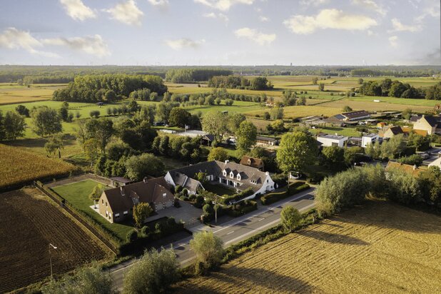 Instapklare villa op 5336m2 met zwembad in Laarne