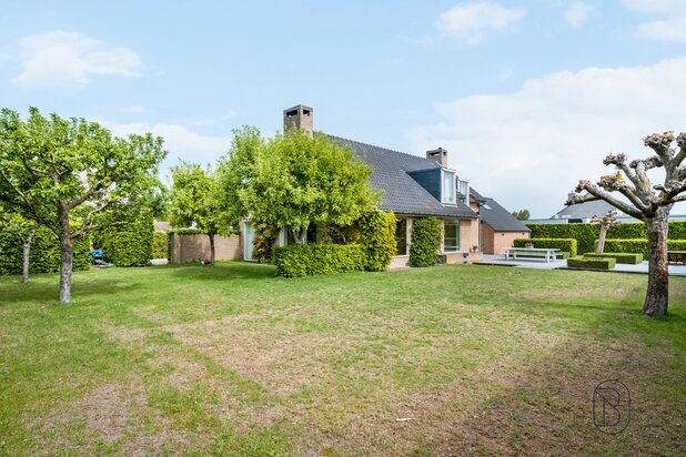 Stijlvolle villa in gegeerde villapark te Waregem. 
