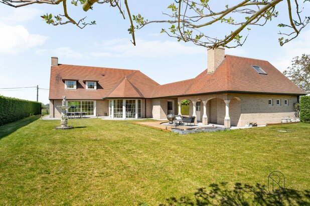 Perfect onderhouden grote villa op 3000m2. 