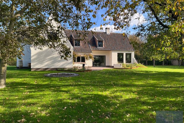 Totaal gerenoveerde, centraal gelegen villa met open zicht