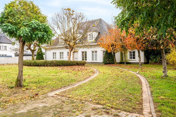 Tijdloze villa met zonnige tuin en grote losstaande garage op 29 are