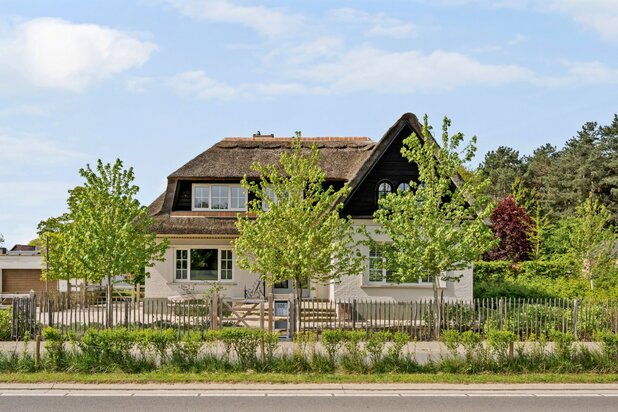 Karaktervolle landelijke villa met mooi aangelegde tuin van +-1424m² op een uitstekende locatie te Lummen.