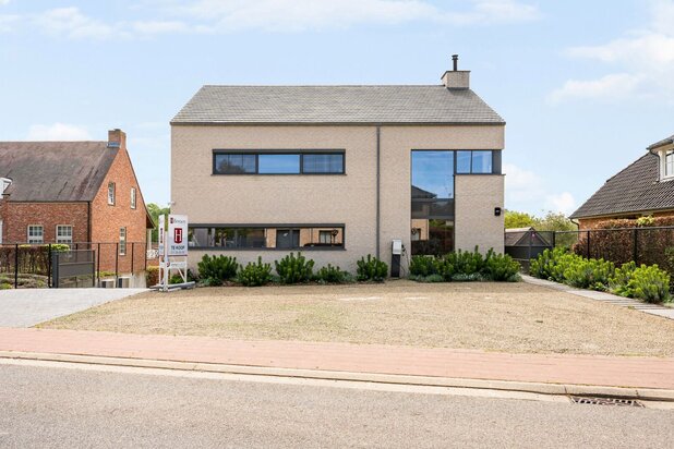 Exclusieve, ruimtelijke woning van 468m² met uitzonderlijk comfort en weids zicht op een terrein van 3947m² te Bekkevoort.