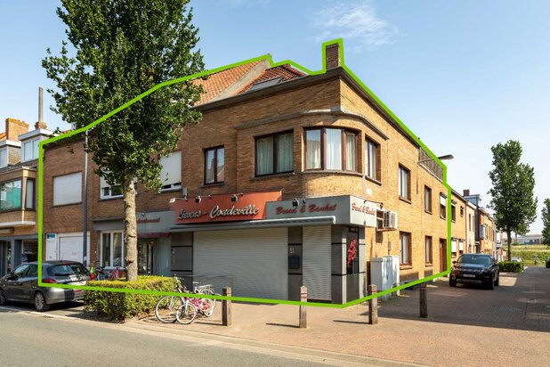 Opbrengsteigendom met handelszaak, atelier en 3 woningen
