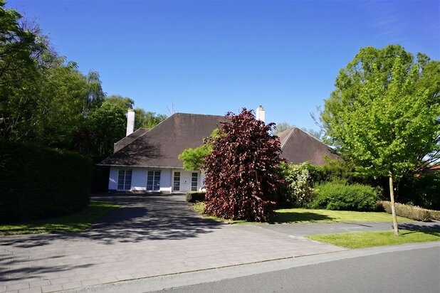 Karaktervolle doktersvilla met bureel + 5 slpk. en zwembad