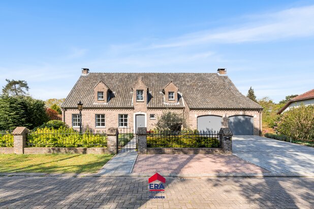 Ruim, instapklaar landhuis te koop in Lommel