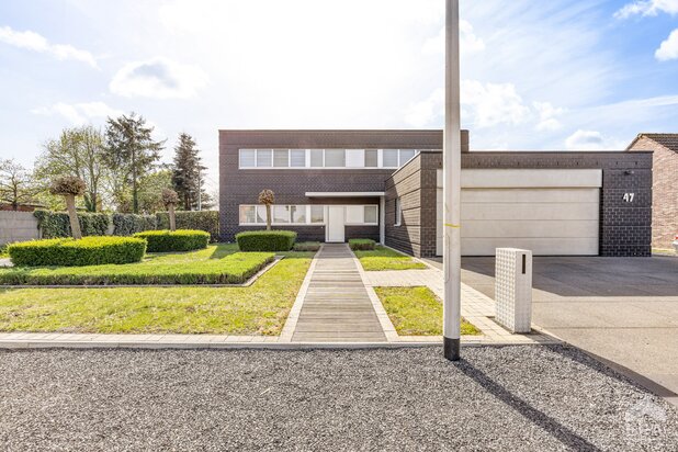 Ruime villa met 4 slpks, inpandige garage en tuin.