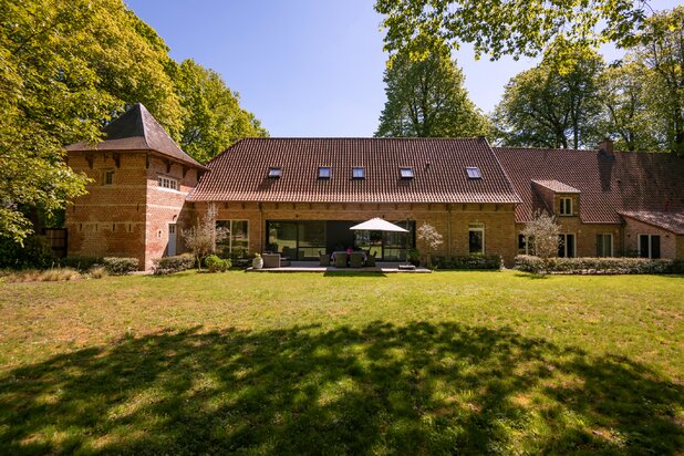 Historische kasteelhoeve in het park van Kasteel Wissekerke