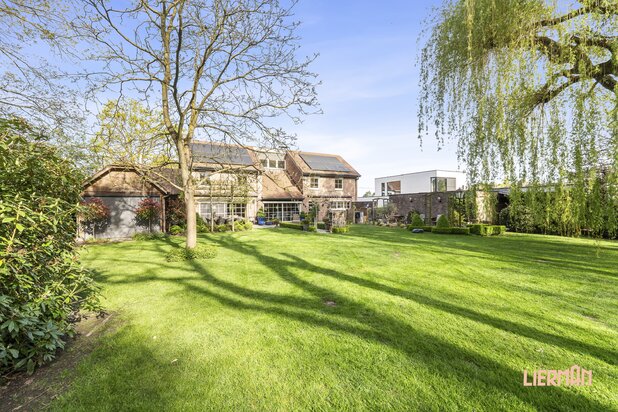 Prachtige landelijke villa gelegen aan parkgebied