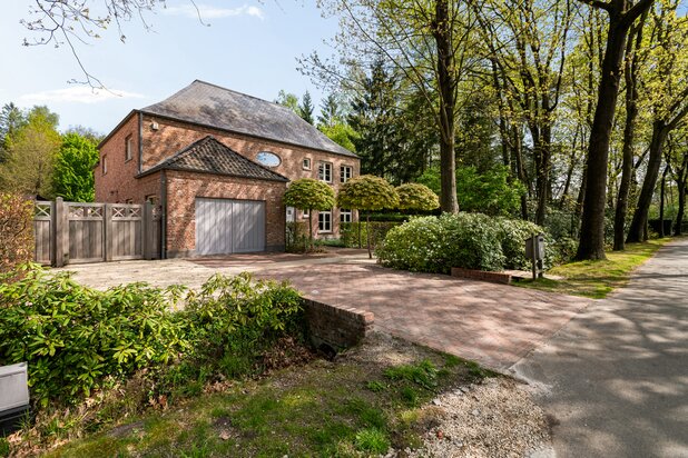 Ruime villa 570 m² met zwembad op 1575 m² 