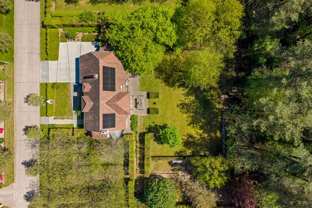Tijdloze villa met groen uitzicht op +/- 2.750 m² te Lichtaart!
