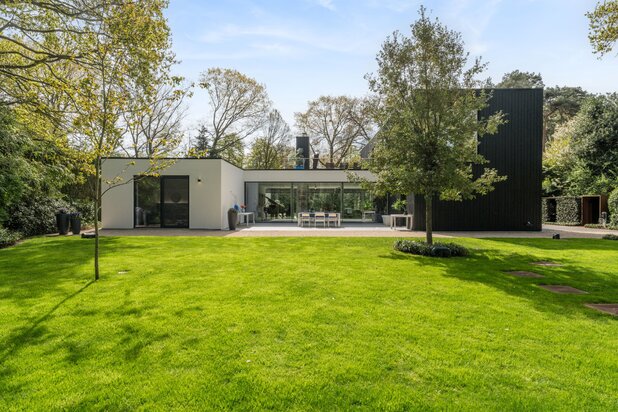 Strakke villa op 3.434 m² in Schotenhof