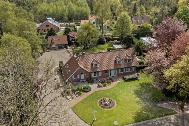 Statige villa van +-424m² met vakantiewoning op toplocatie en groen terrein van +-2539m² in Bolderberg.