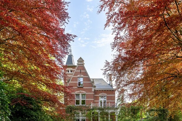 Op een fantastische locatie gelegen domein-villa in eclectische bouwstijl