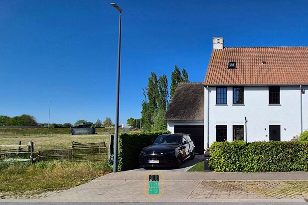 Recente, perfect afgewerkte, halfopen ruime Knokse Villa 