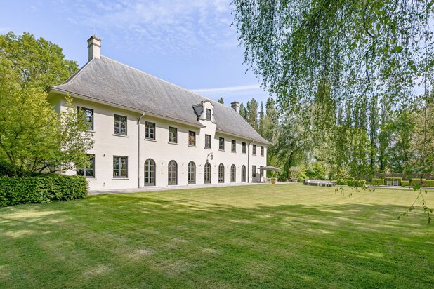 Instapklaar villa-landhuis in landelijke omgeving (arch. Lionel Jadot)