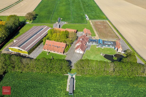 Vierkantshoeve met paardenaccommodatie op ca. 5,3ha