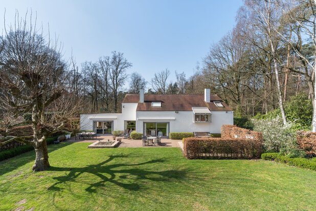 Tijdloze villa met riante tuin in een groene omgeving