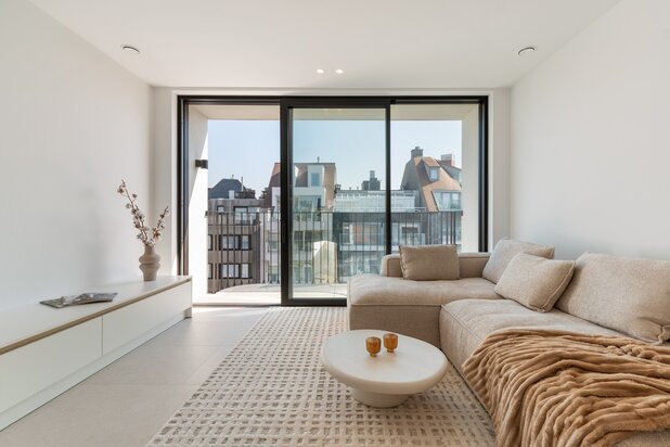Stijlvol nieuwbouwappartement op topligging in Knokke met vrij zicht over het Van Bunnenplein en de zee.