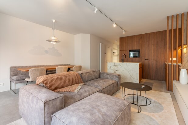 Instapklaar en stijlvol appartement met terras en zijdelings zeezicht op topligging nabij de Zeedijk in Knokke